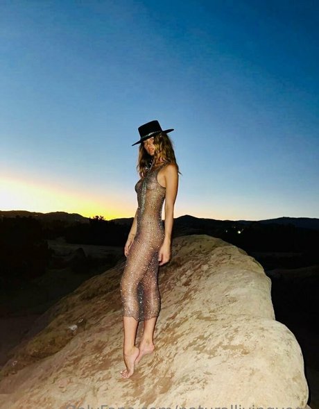 Naakte gelekte OnlyFans-foto van Naturallivingyoga