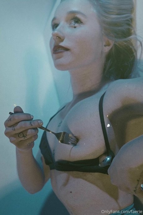 Naakte gelekte OnlyFans-foto van Faerie