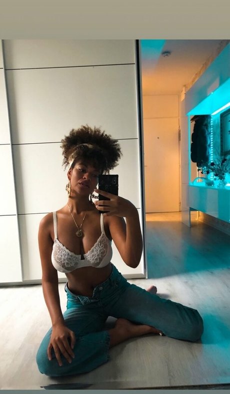 Naakte gelekte OnlyFans-foto van Angesophie Reich