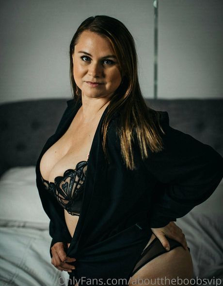 Naakte gelekte OnlyFans-foto van Abouttheboobsvip