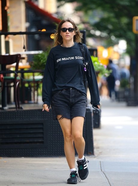 Naakte gelekte OnlyFans-foto van Suki Waterhouse