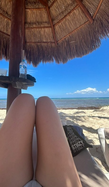 Naakte gelekte OnlyFans-foto van Tiana Renay