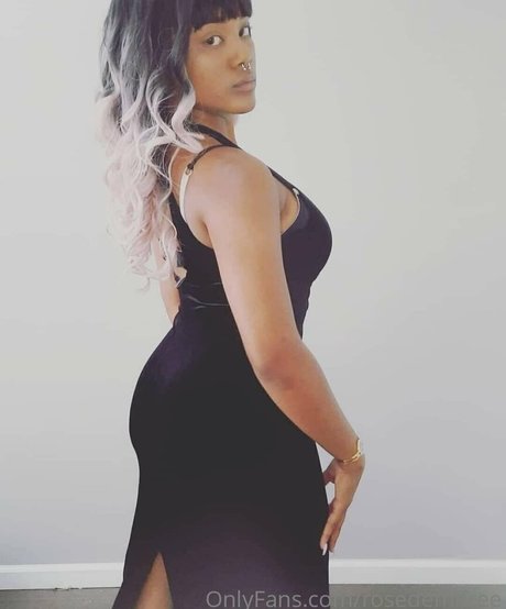 Naakte gelekte OnlyFans-foto van Rosedemifree