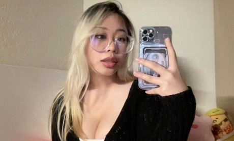 Naakte gelekte OnlyFans-foto van Kiwireii