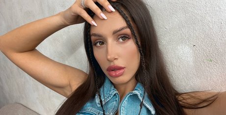 Naakte gelekte OnlyFans-foto van Adalline