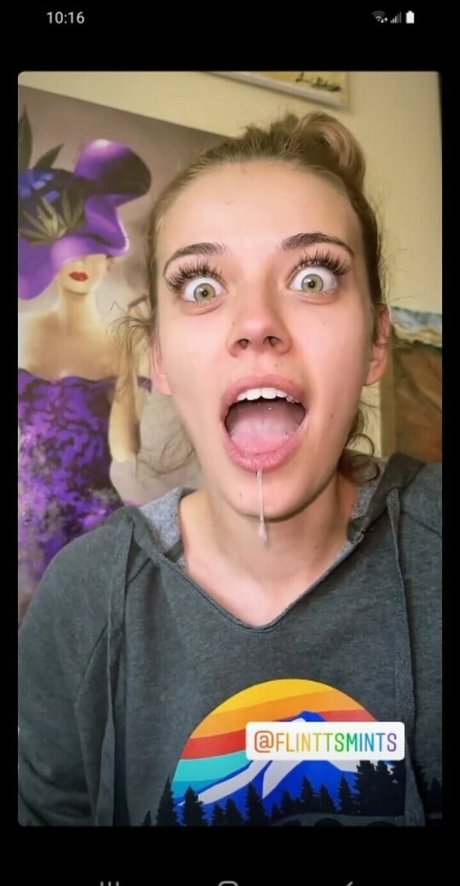 Naakte gelekte OnlyFans-foto van Koala Puffs