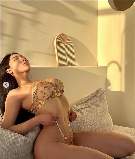 Naakte gelekte OnlyFans-foto van Stella Xu