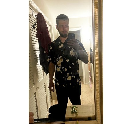 Naakte gelekte OnlyFans-foto van Krazymektek