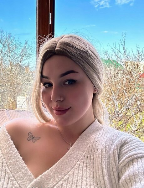 Naakte gelekte OnlyFans-foto van Sweetbabyqueen