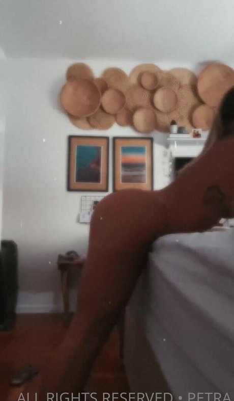 Naakte gelekte OnlyFans-foto van Petra Mattar