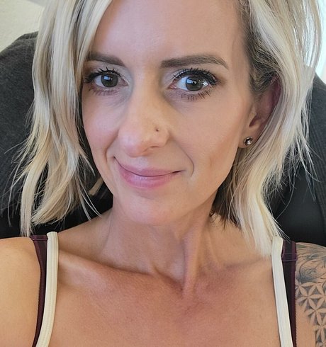 Naakte gelekte OnlyFans-foto van Sweetnsexyerin