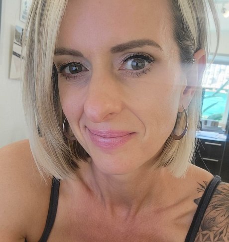 Naakte gelekte OnlyFans-foto van Sweetnsexyerin