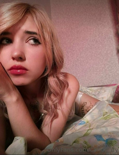 Naakte gelekte OnlyFans-foto van Katelatex