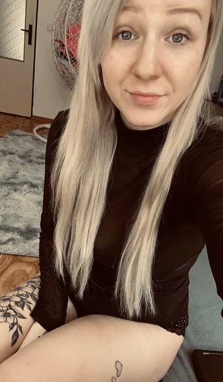 Naakte gelekte OnlyFans-foto van Katrinakutiku