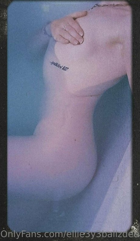 Naakte gelekte OnlyFans-foto van Ellie3y3ballzdeep