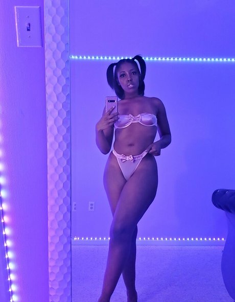 Naakte gelekte OnlyFans-foto van Mirascarlett
