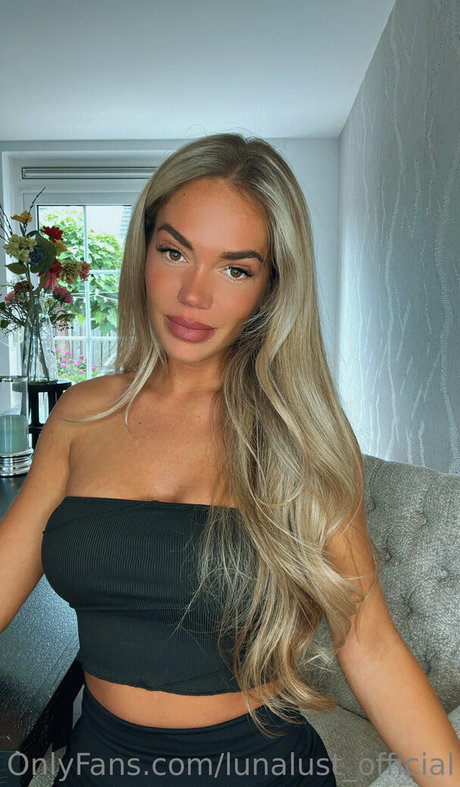 Naakte gelekte OnlyFans-foto van Lunalustofficial