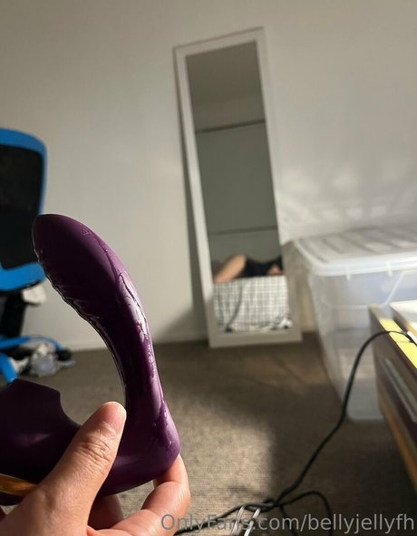 Naakte gelekte OnlyFans-foto van Bellyjellyfh