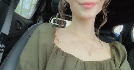 Naakte gelekte OnlyFans-foto van Kattinthehatfree