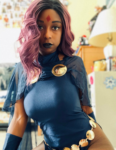 Naakte gelekte OnlyFans-foto van Misskrisskosplay