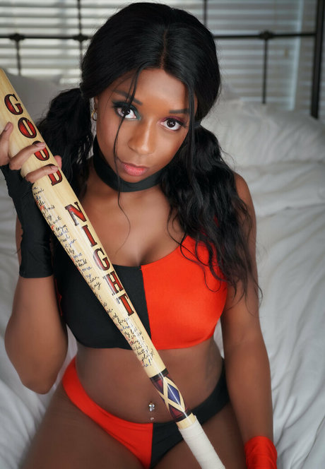 Naakte gelekte OnlyFans-foto van Misskrisskosplay