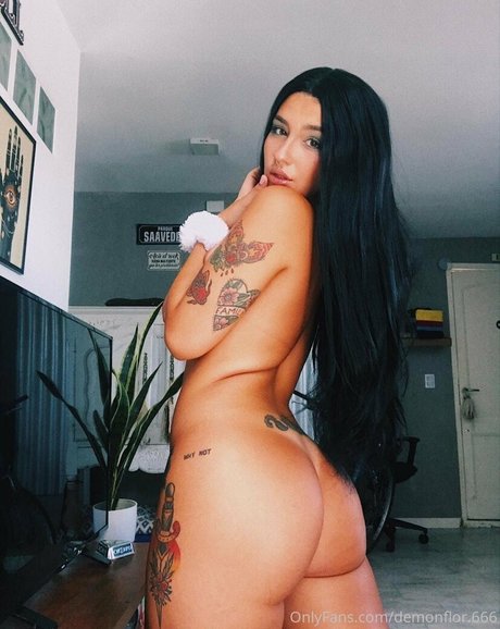 Naakte gelekte OnlyFans-foto van Demonflor666