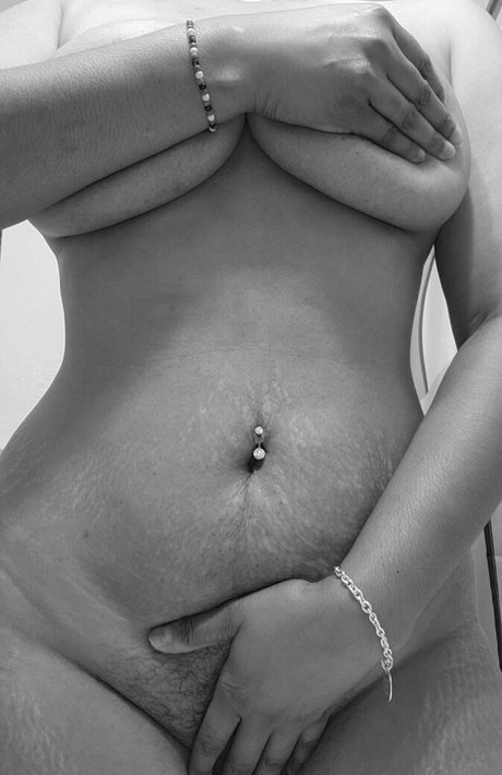Naakte gelekte OnlyFans-foto van Nickey James