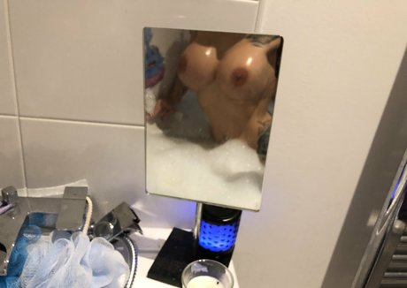 Naakte gelekte OnlyFans-foto van Roxikeogh