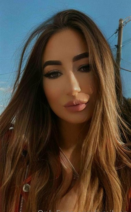 Naakte gelekte OnlyFans-foto van Emilyon