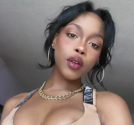 Naakte gelekte OnlyFans-foto van Mila Mars