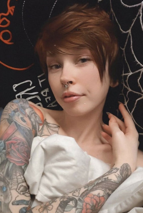Naakte gelekte OnlyFans-foto van Ember Wolf