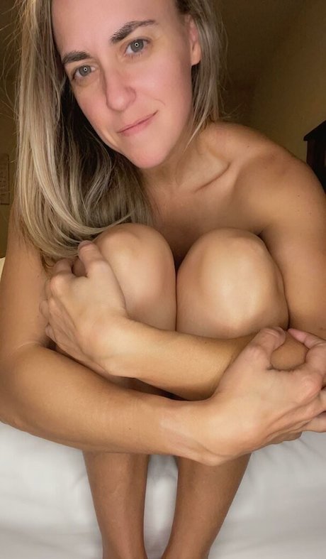 Naakte gelekte OnlyFans-foto van Bikinisquats