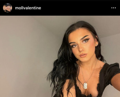 Naakte gelekte OnlyFans-foto van Moll Valentine
