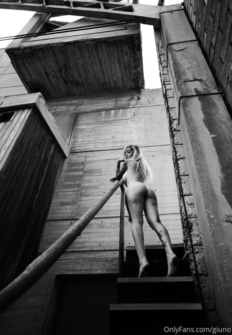 Naakte gelekte OnlyFans-foto van Giuno