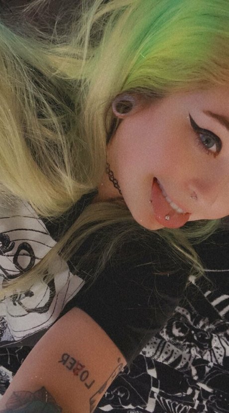 Naakte gelekte OnlyFans-foto van Crybbykittenn
