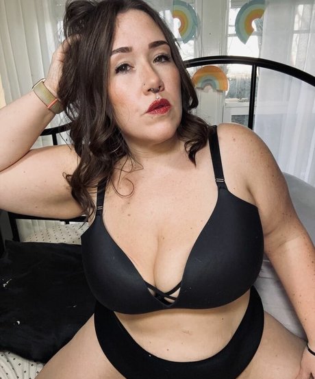 Naakte gelekte OnlyFans-foto van Michele Moon