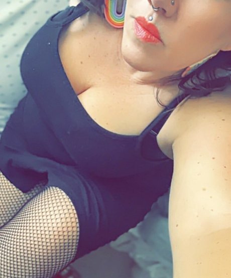 Naakte gelekte OnlyFans-foto van Michele Moon