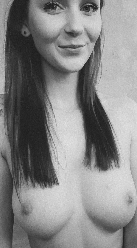 Naakte gelekte OnlyFans-foto van Littlebee