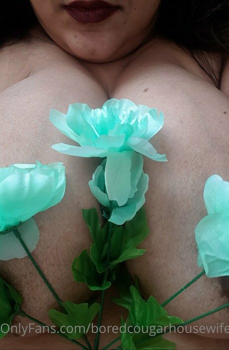 Naakte gelekte OnlyFans-foto van Boredcougarhousewife