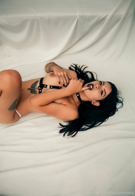 Naakte gelekte OnlyFans-foto van Luaramonasg
