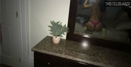 Naakte gelekte OnlyFans-foto van Emmie Garver
