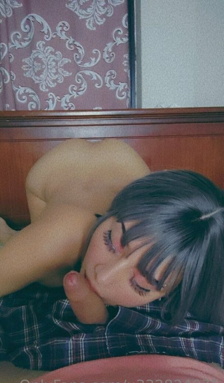 Naakte gelekte OnlyFans-foto van Alis Niki
