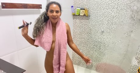 Naakte gelekte OnlyFans-foto van Renata Souza