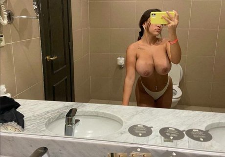 Naakte gelekte OnlyFans-foto van Kiara Rosario