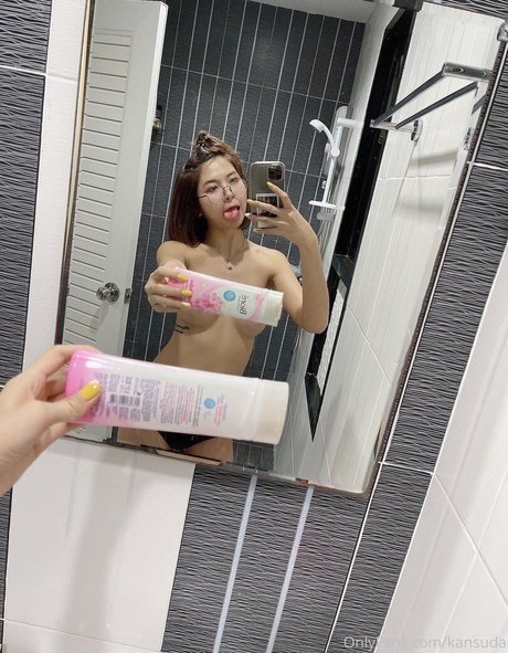 Naakte gelekte OnlyFans-foto van Kansuda
