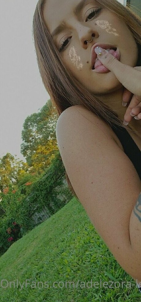 Naakte gelekte OnlyFans-foto van Adelezoraleefree
