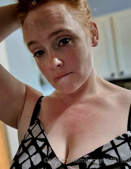 Naakte gelekte OnlyFans-foto van Ginger420expo