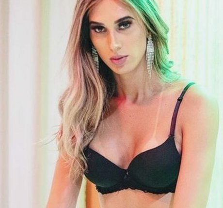 Naakte gelekte OnlyFans-foto van Nathalia Bahls