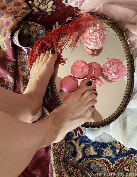 Naakte gelekte OnlyFans-foto van Lady Perse