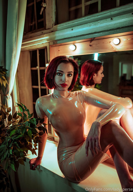 Naakte gelekte OnlyFans-foto van Lady Perse